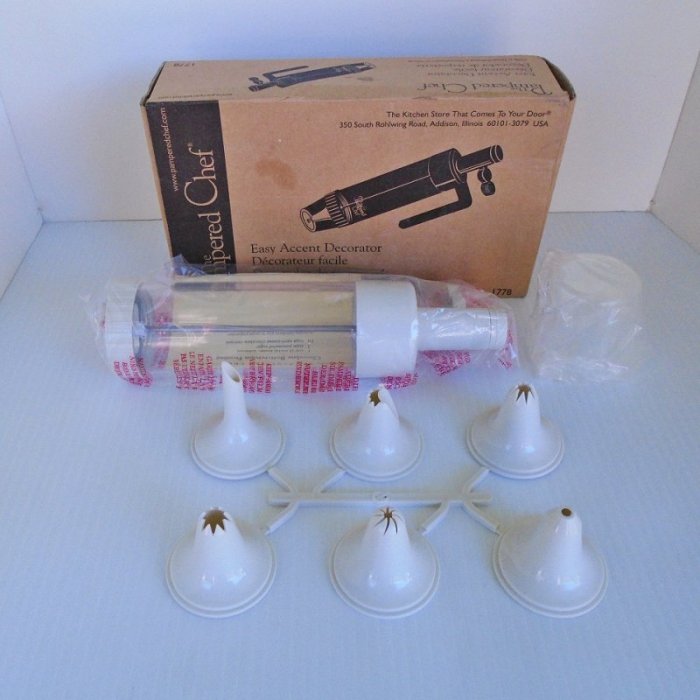 Pampered chef cake decorating kit